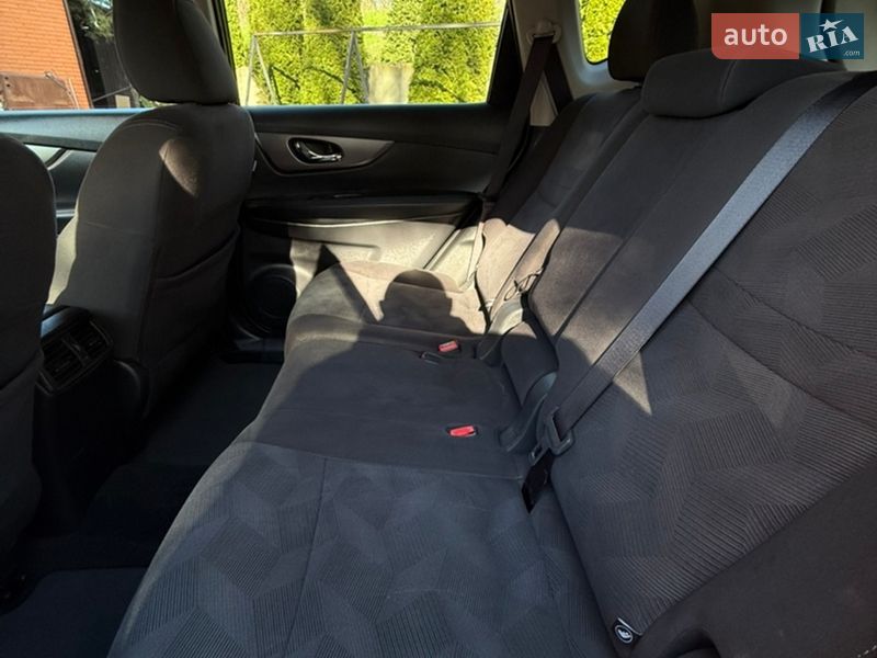 Позашляховик / Кросовер Nissan Rogue 2016 в Лубнах