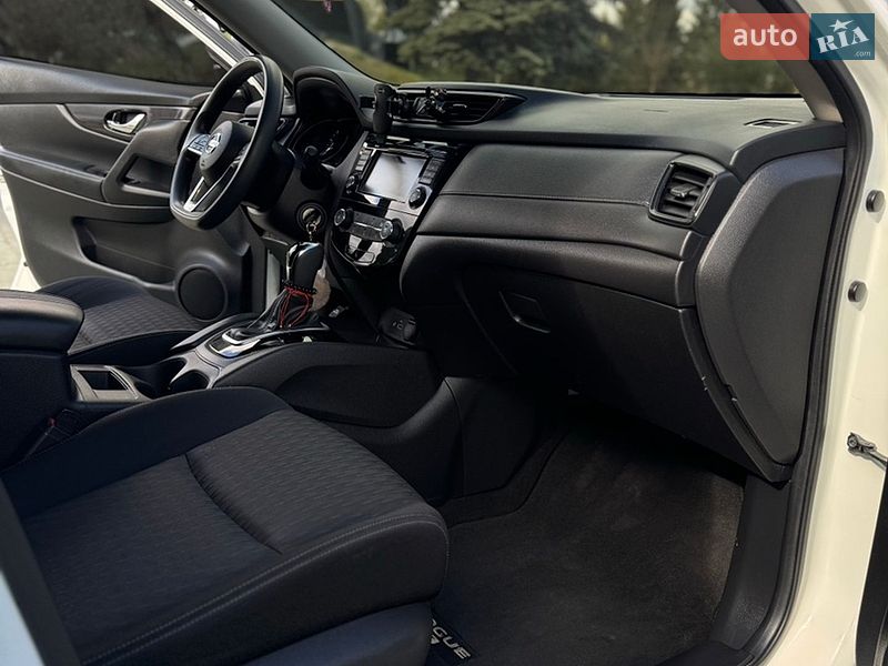 Внедорожник / Кроссовер Nissan Rogue 2017 в Дубно
