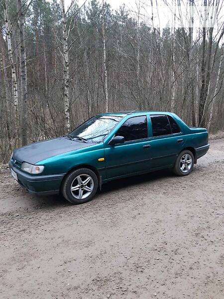 Седан Nissan Sunny 1995 в Дубровиці