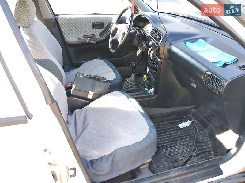 Седан Nissan Sunny 1993 в Тростянце