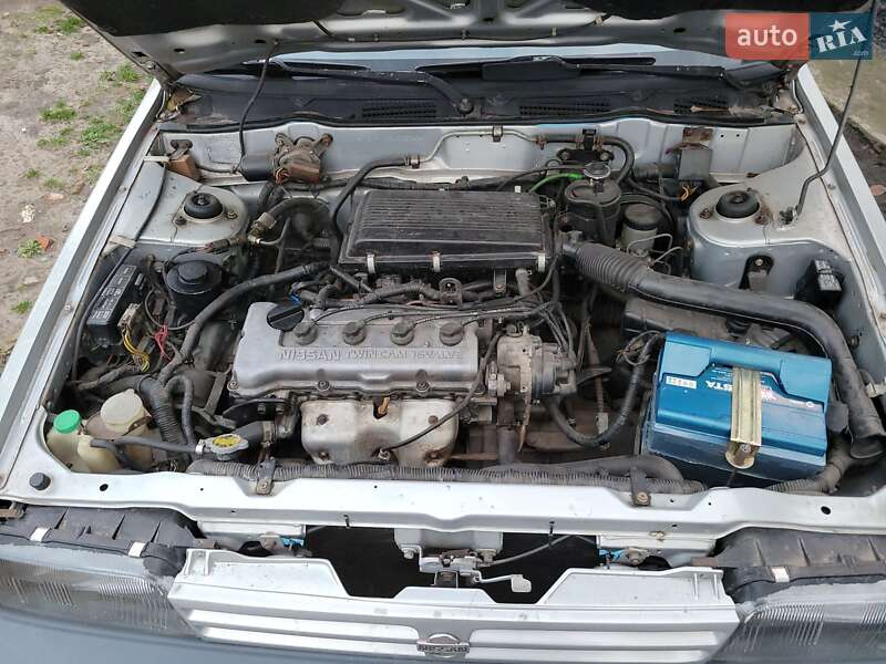 Седан Nissan Sunny 1988 в Краснокутську