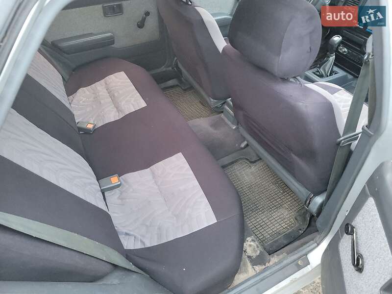 Седан Nissan Sunny 1988 в Краснокутську