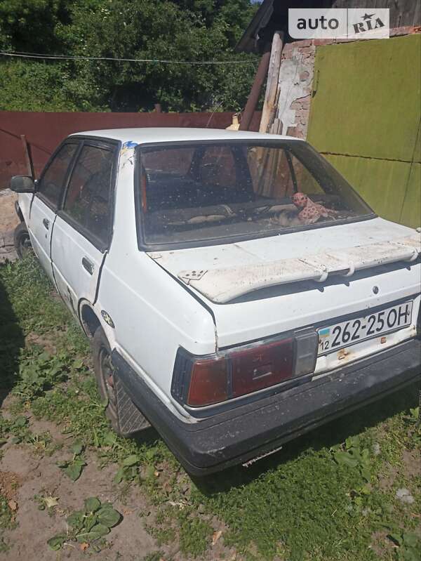 Седан Nissan Sunny 1984 в Гадячі