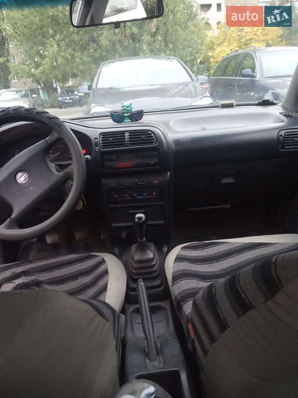 Седан Nissan Sunny 1992 в Києві