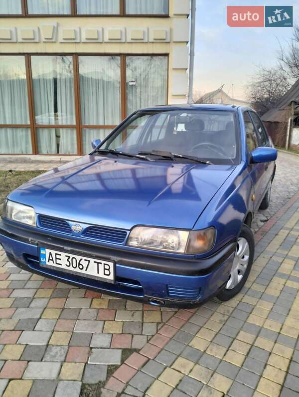 Седан Nissan Sunny 1995 в Дніпрі