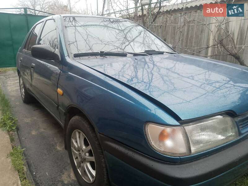 Седан Nissan Sunny 1995 в Кропивницькому