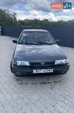 Седан Nissan Sunny 1992 в Сторожинце