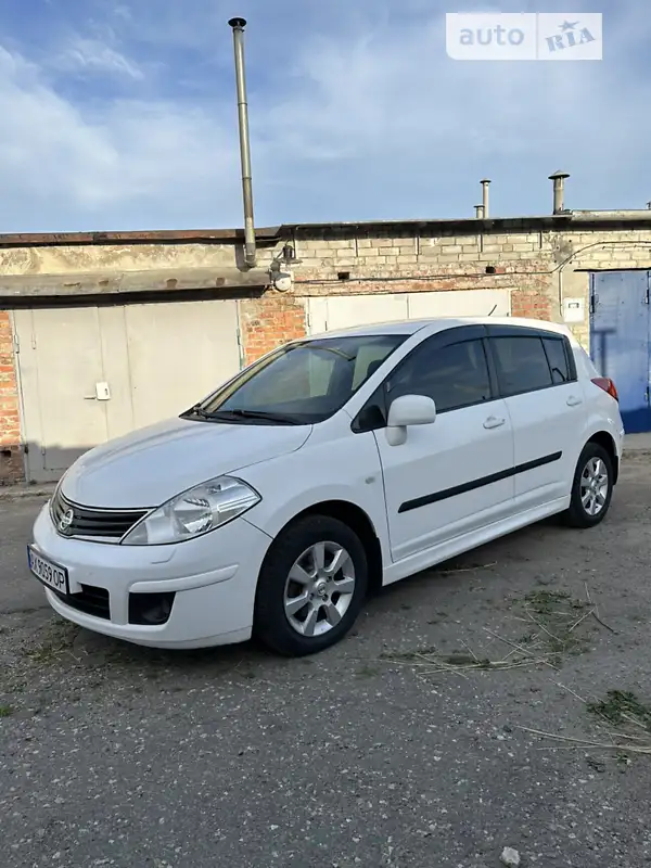 Nissan TIIDA 2012