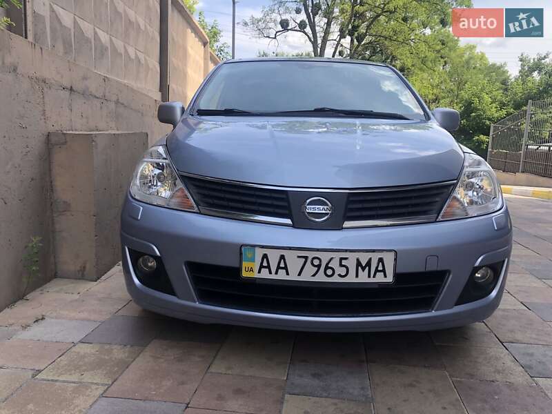 Хэтчбек Nissan TIIDA 2011 в Обухове