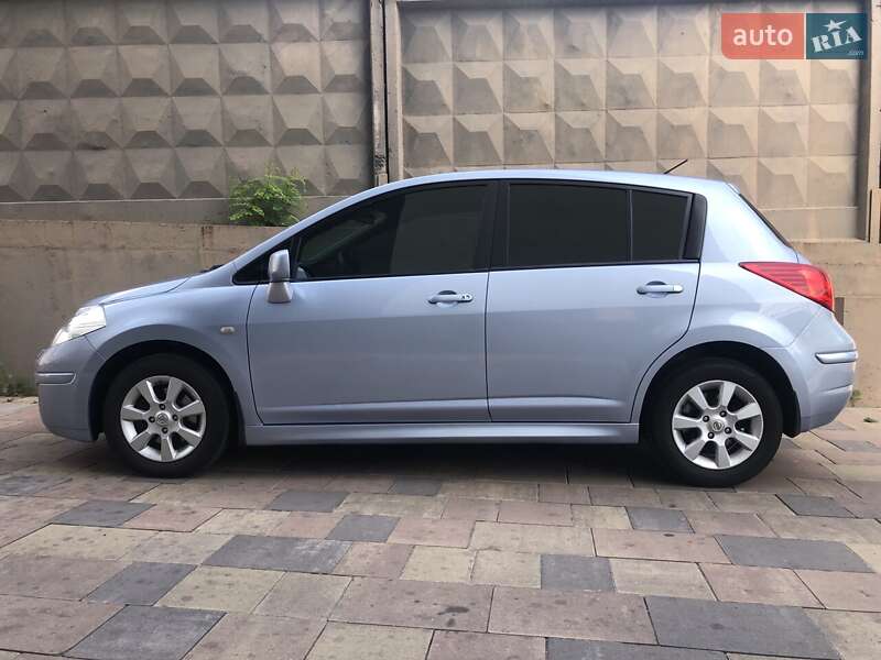 Хэтчбек Nissan TIIDA 2011 в Обухове