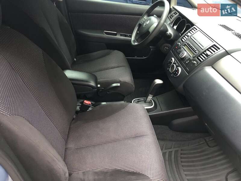 Хэтчбек Nissan TIIDA 2011 в Обухове