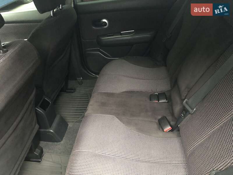 Хэтчбек Nissan TIIDA 2011 в Обухове