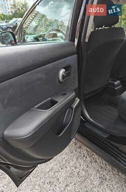 Хэтчбек Nissan TIIDA 2011 в 