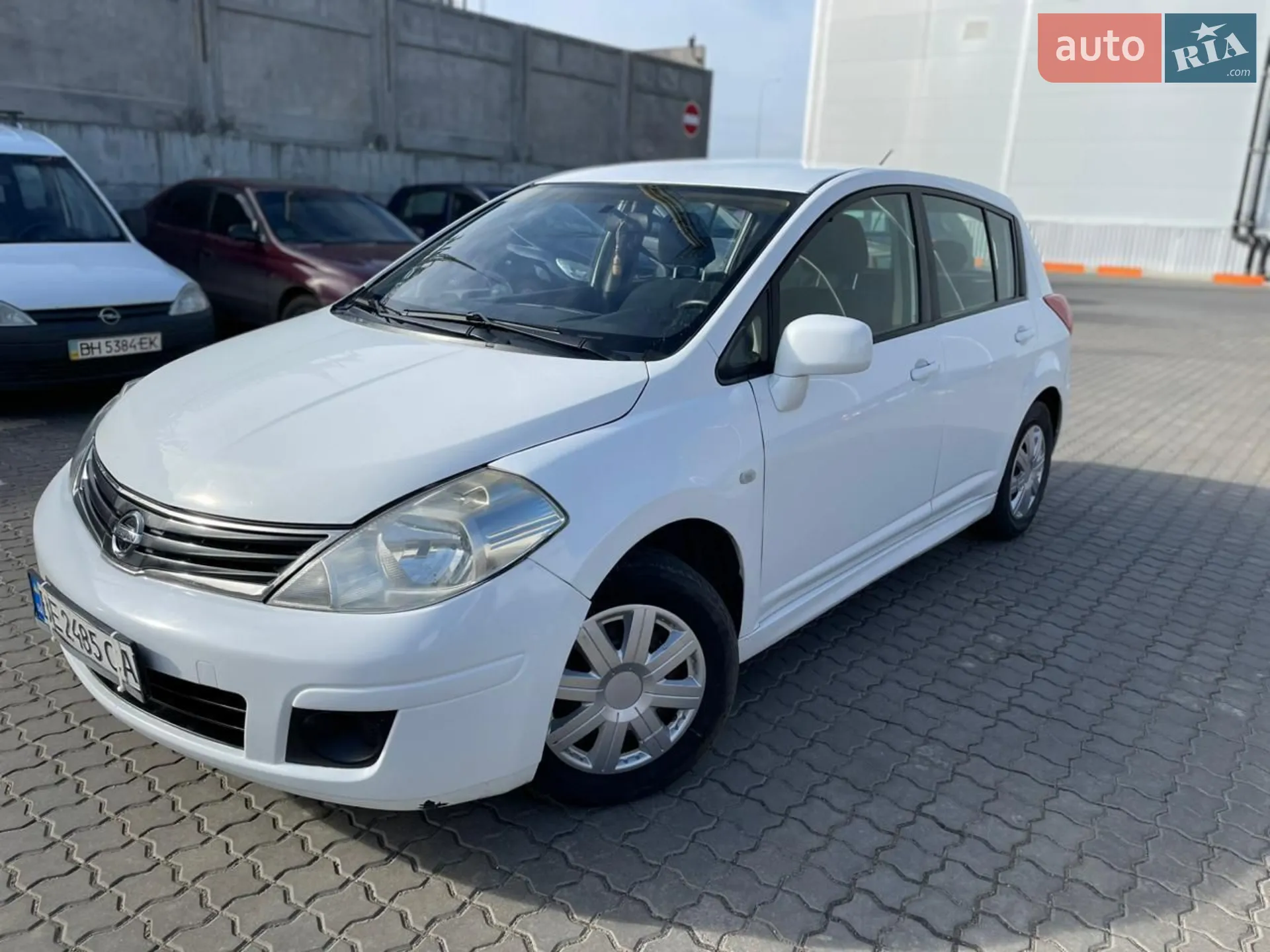 2011 Nissan Tiida - мініатюра 2