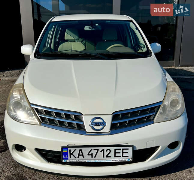 Хэтчбек Nissan TIIDA 2010 в Софиевской Борщаговке