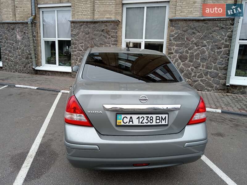 Хетчбек Nissan TIIDA 2013 в Києві фото Хетчбек Nissan TIIDA 2013 в Києві