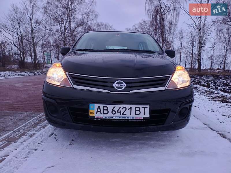 Хэтчбек Nissan TIIDA 2012 в Липовце