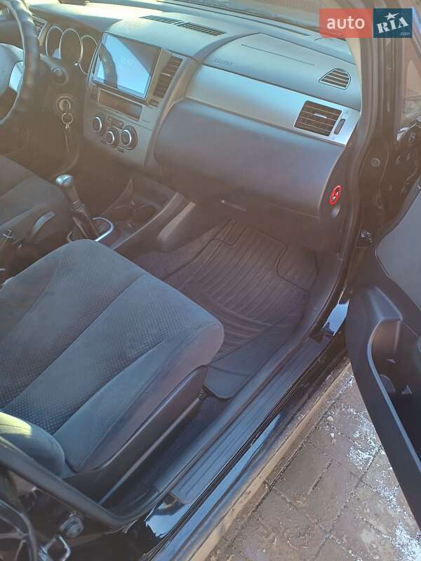 Хэтчбек Nissan TIIDA 2012 в Липовце