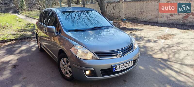 Хетчбек Nissan TIIDA 2011 в 