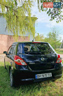 Хетчбек Nissan TIIDA 2010 в 