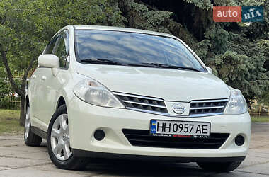Хетчбек Nissan TIIDA 2011 в 