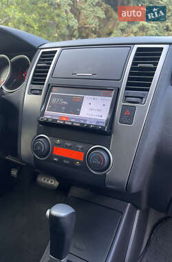 Хетчбек Nissan TIIDA 2011 в 