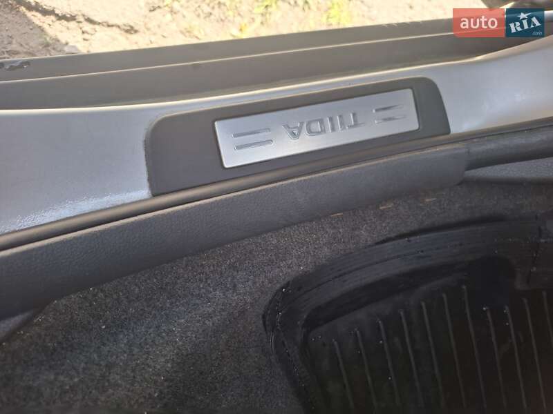 Хэтчбек Nissan TIIDA 2010 в Каменском