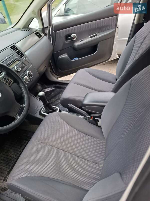 Хэтчбек Nissan TIIDA 2010 в Каменском