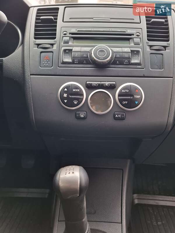Хэтчбек Nissan TIIDA 2010 в Каменском