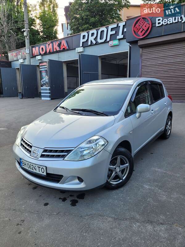 Хэтчбек Nissan TIIDA 2010 в Одессе