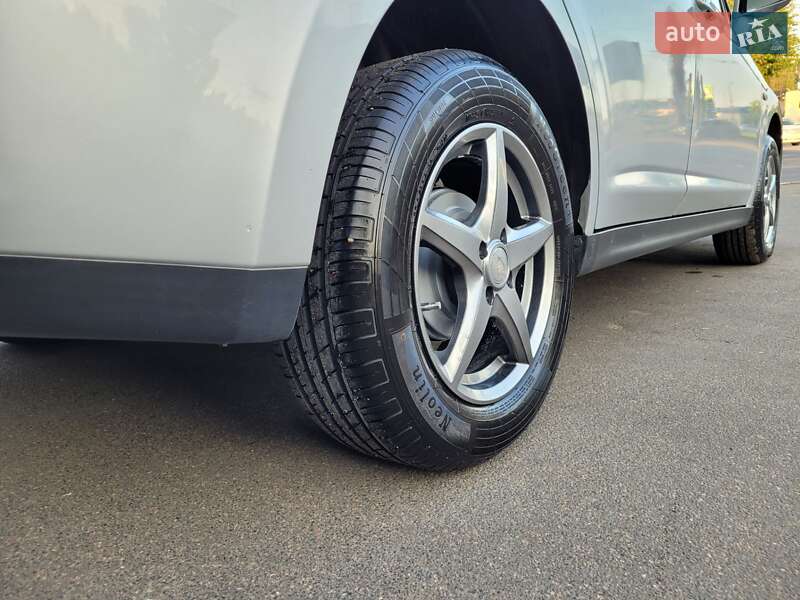 Хэтчбек Nissan TIIDA 2010 в Одессе