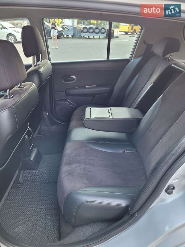 Хэтчбек Nissan TIIDA 2010 в Одессе