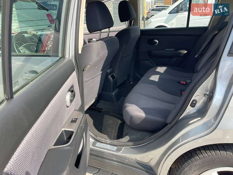 Хетчбек Nissan TIIDA 2009 в Рокитному