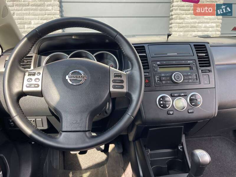 Хетчбек Nissan TIIDA 2009 в Рокитному