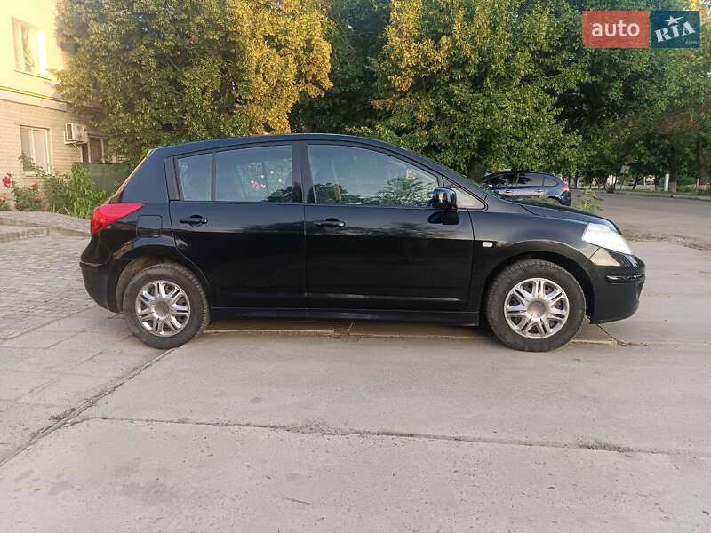 Седан Nissan TIIDA 2010 в Новом Буге