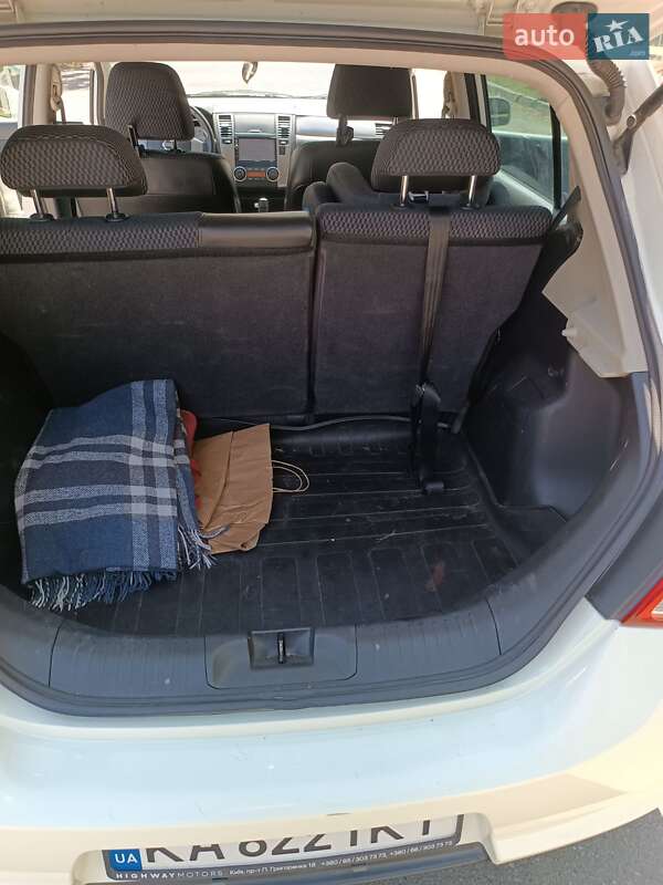 Хетчбек Nissan TIIDA 2010 в Києві