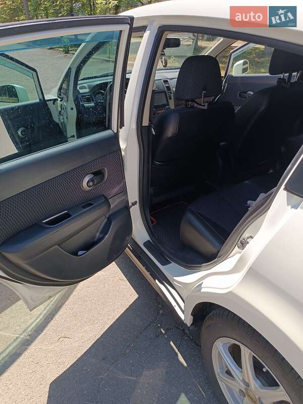 Хетчбек Nissan TIIDA 2010 в Києві