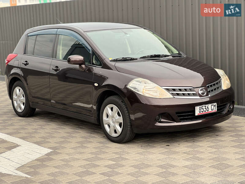 Nissan TIIDA 2011