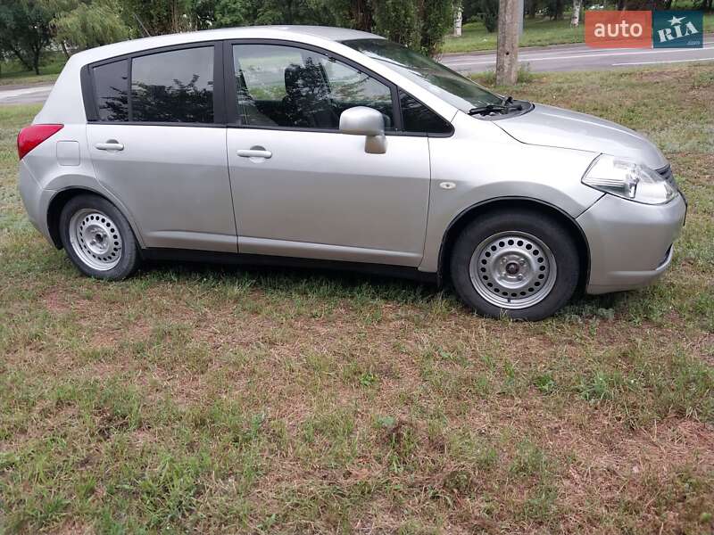 Nissan TIIDA 2008