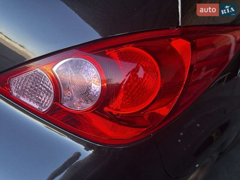 Хетчбек Nissan TIIDA 2010 в Дніпрі