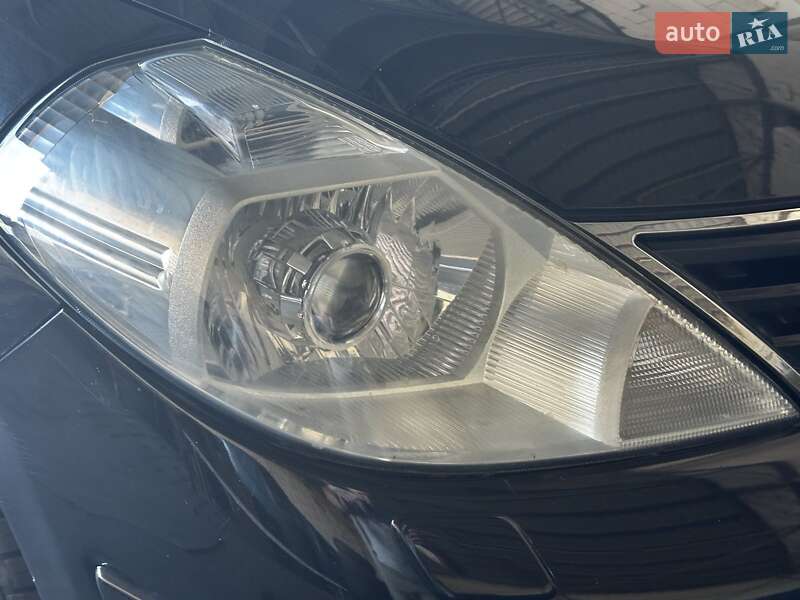 Хетчбек Nissan TIIDA 2010 в Дніпрі