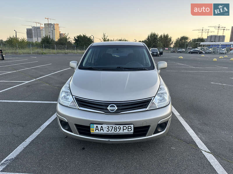 Хэтчбек Nissan TIIDA 2011 в Киеве