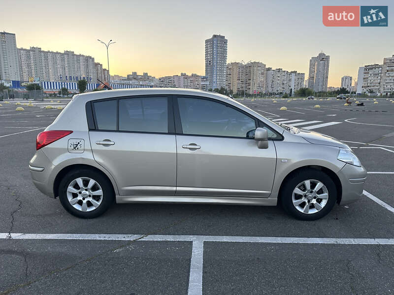 Хэтчбек Nissan TIIDA 2011 в Киеве