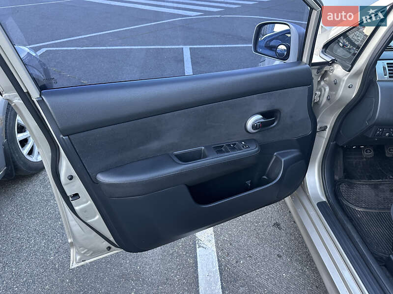 Хэтчбек Nissan TIIDA 2011 в Киеве