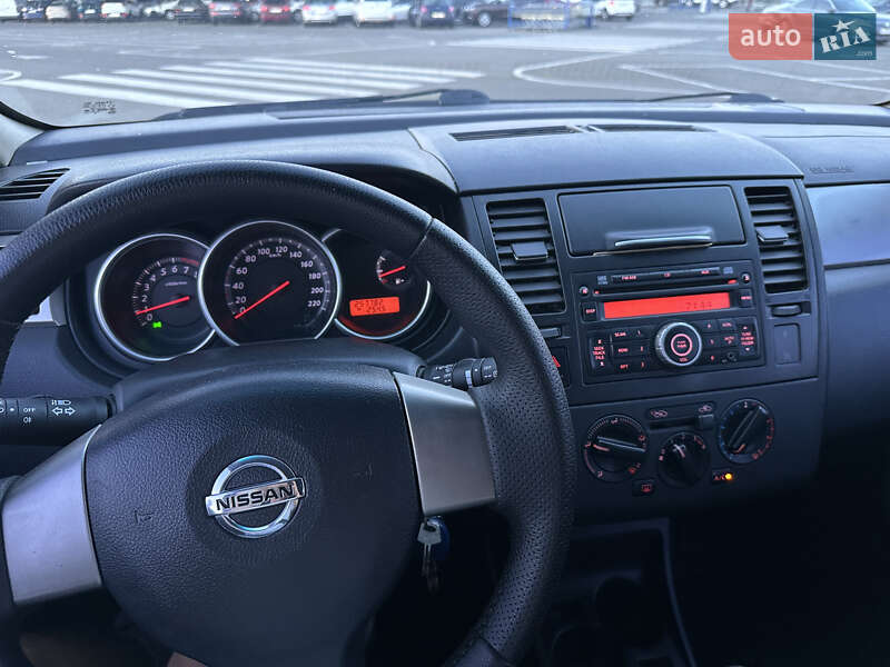 Хэтчбек Nissan TIIDA 2011 в Киеве