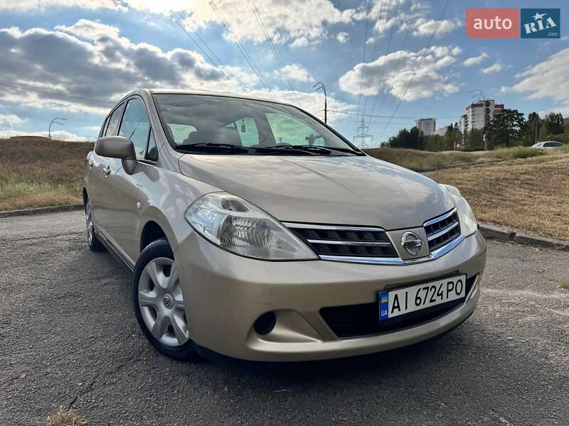 Хэтчбек Nissan TIIDA 2011 в Киеве