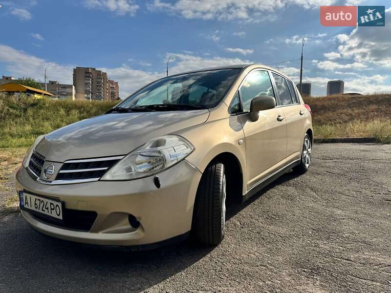 Хэтчбек Nissan TIIDA 2011 в Киеве