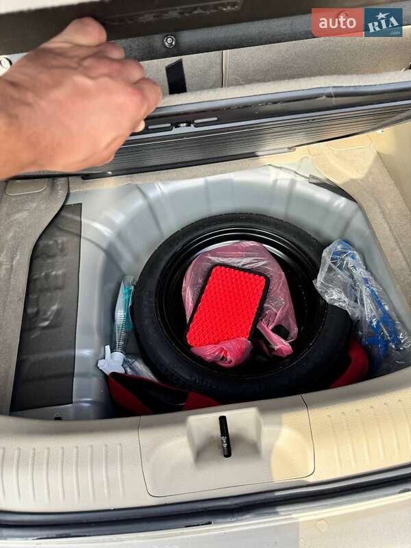 Хэтчбек Nissan TIIDA 2011 в Киеве