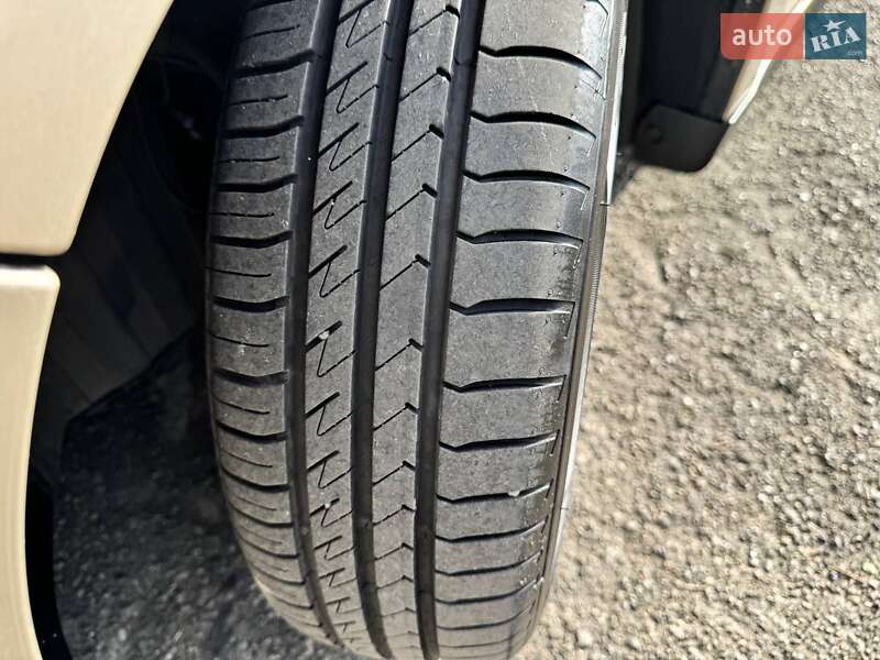 Хэтчбек Nissan TIIDA 2011 в Киеве