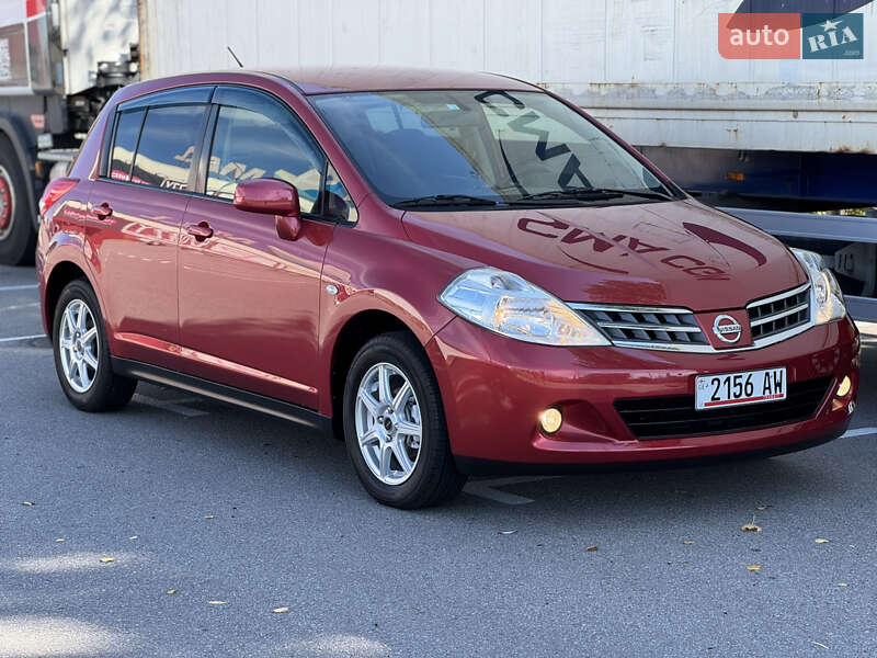 Nissan TIIDA 2011